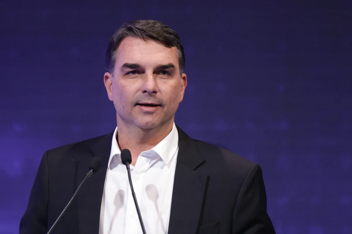 Flávio Bolsonaro culpa Lula por tarifa de 25% e diz: "Estamos em um avião sem piloto"