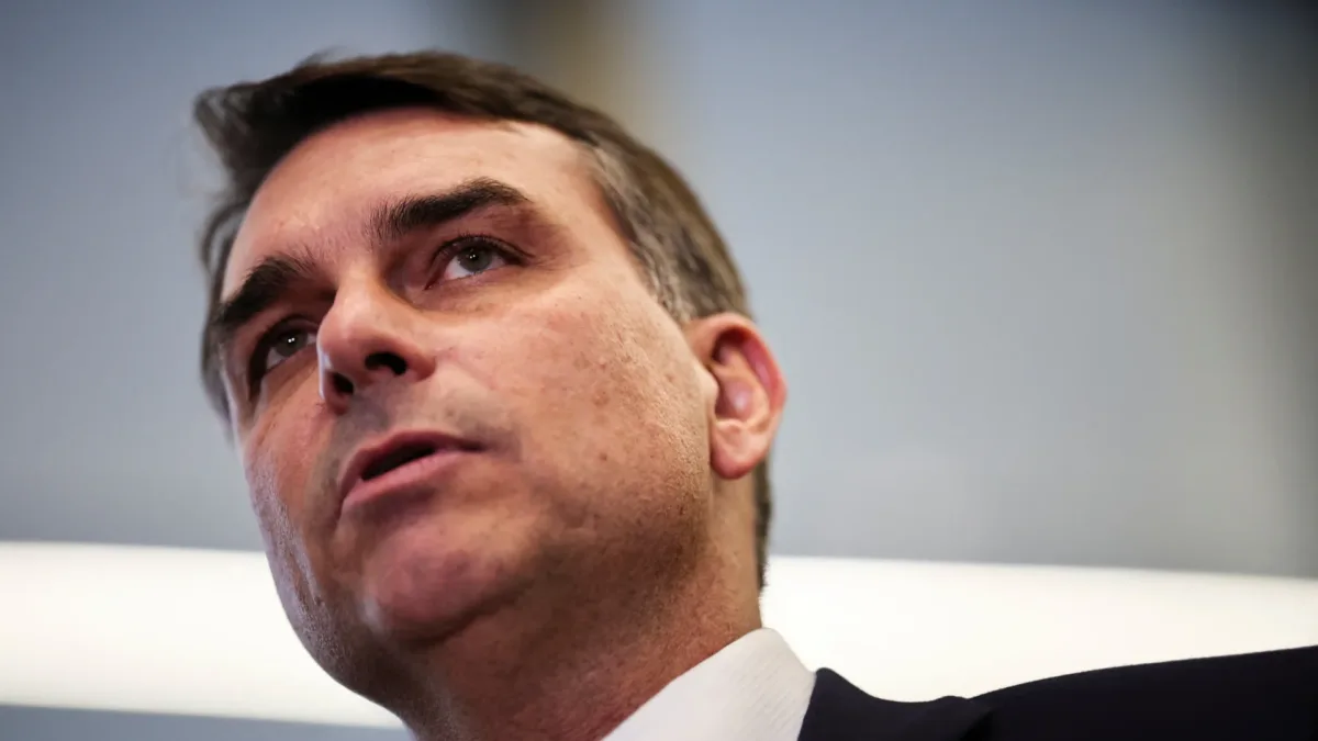Flávio Bolsonaro defendeu regra que beneficia setor financeiro em nova lei ambiental