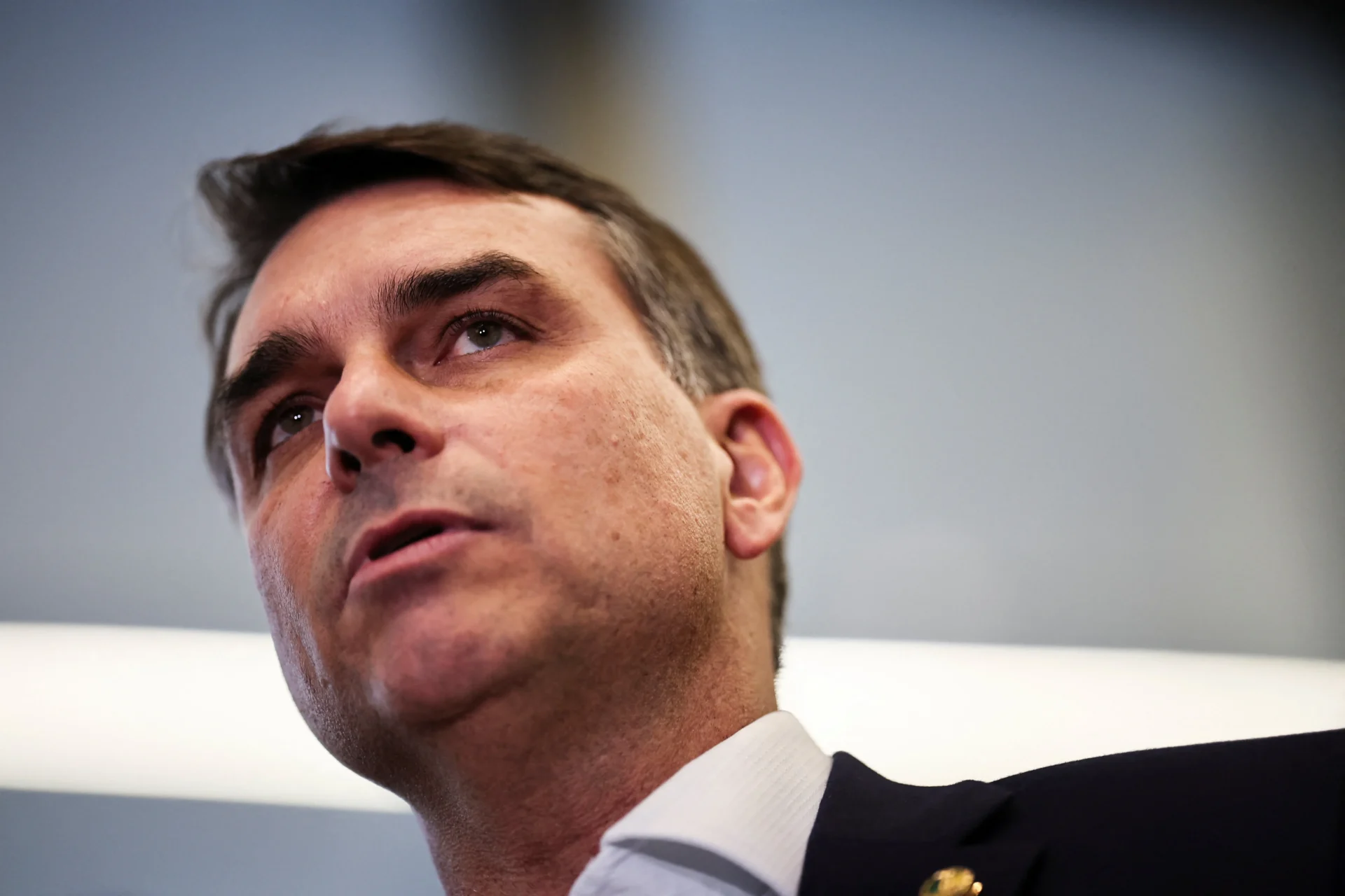 Flávio Bolsonaro defendeu regra que beneficia setor financeiro em nova lei ambiental