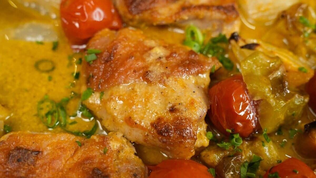 Frango assado suculento com marinada de iogurte: receita fácil e deliciosa