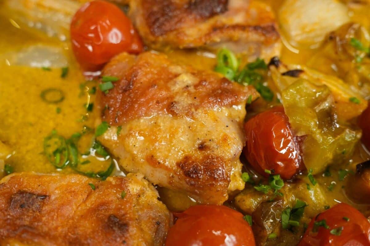 Frango assado suculento com marinada de iogurte: receita fácil e deliciosa