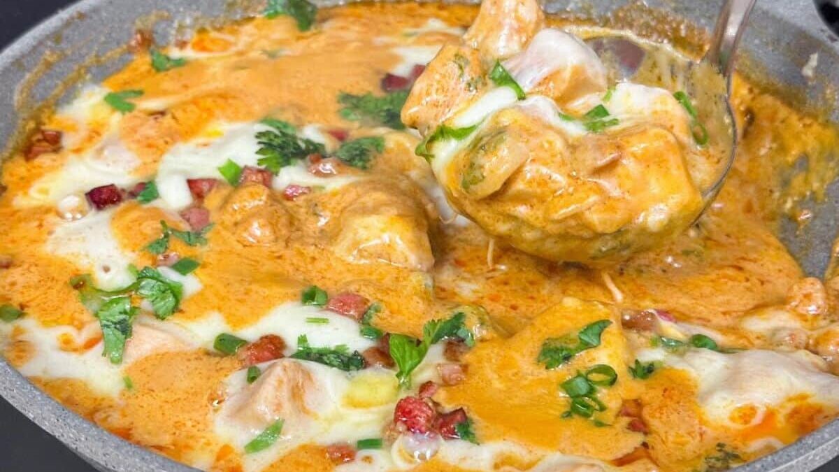 Frango cremoso na frigideira: receita suculenta para surpreender a família