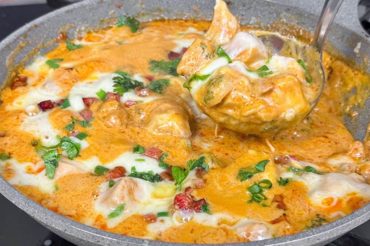 Frango cremoso na frigideira: receita suculenta para surpreender a família