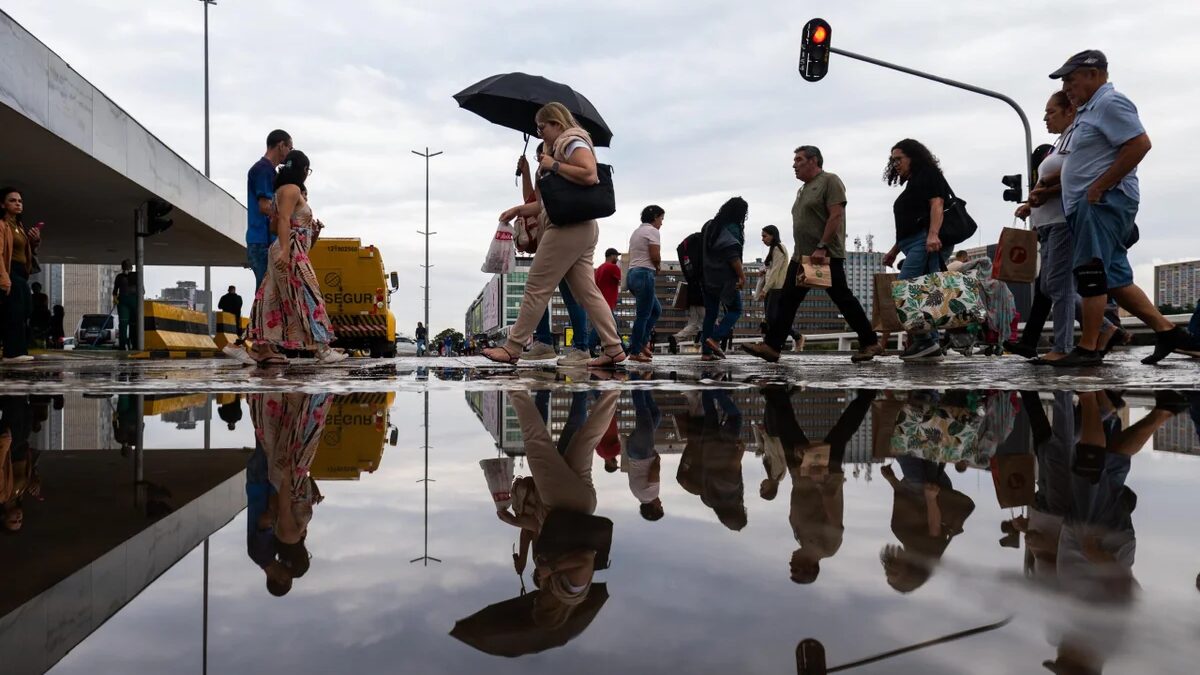 Frente fria traz chuvas e queda de temperatura ao Sudeste; ar seco predomina no Brasil Central