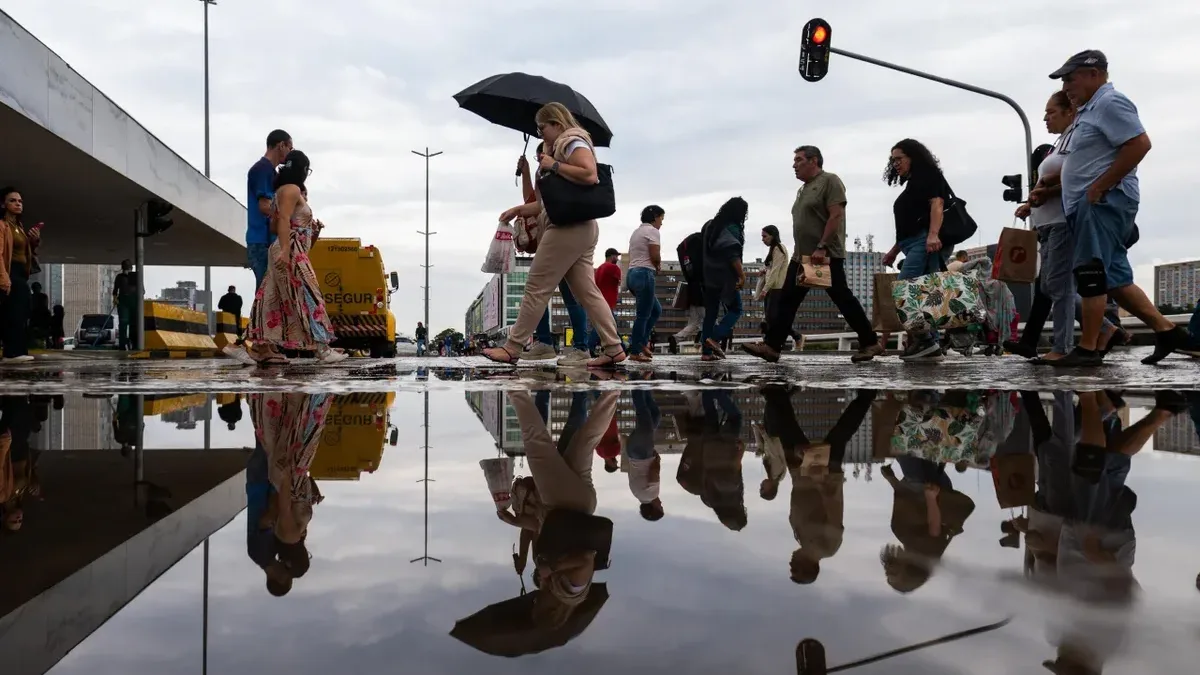 Frente fria traz chuvas e queda de temperatura ao Sudeste; ar seco predomina no Brasil Central