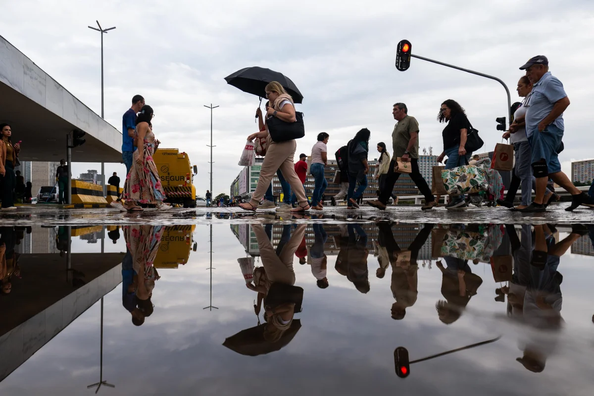 Frente fria traz chuvas e queda de temperatura ao Sudeste; ar seco predomina no Brasil Central