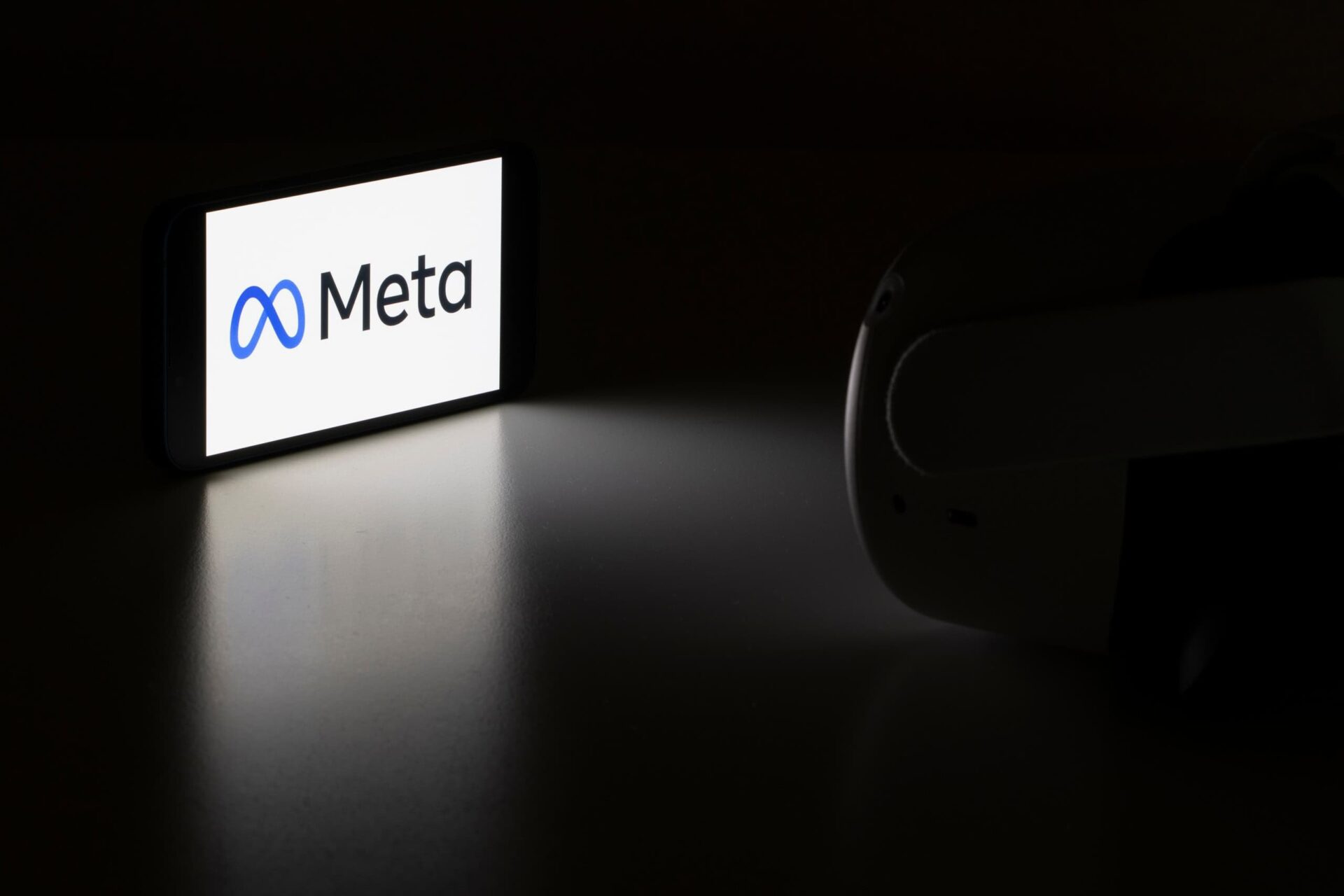 Funcionários da Meta processam empresa por demissões supostamente decididas por IA