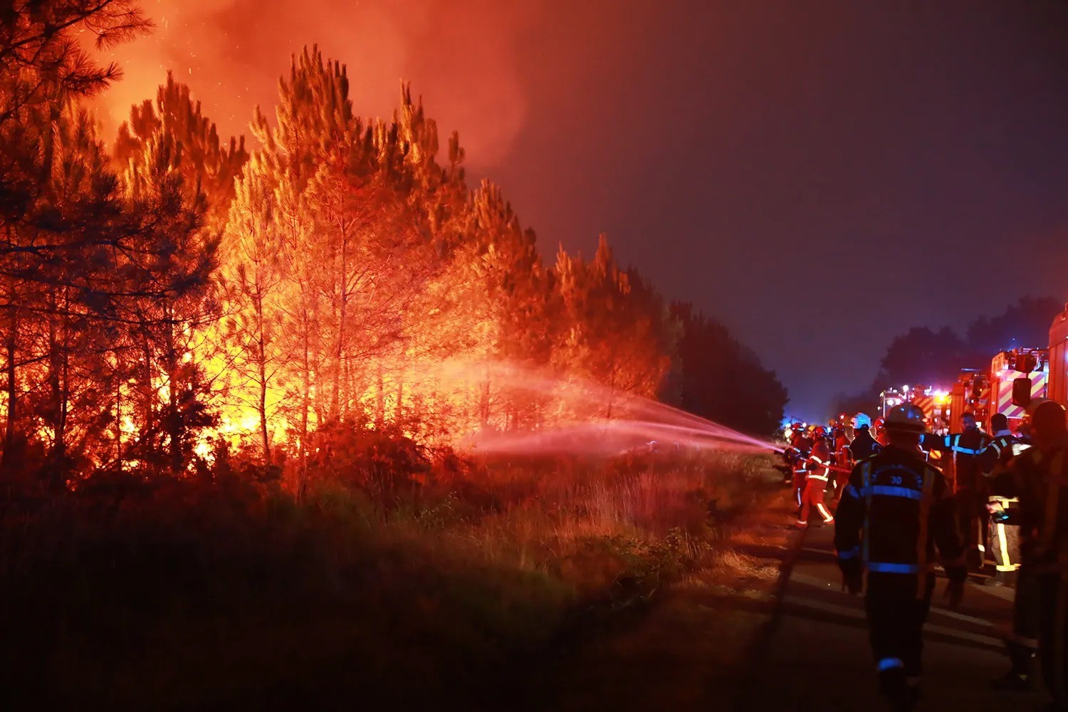 George e Amal Clooney evacuam mansão na França devido a incêndios florestais