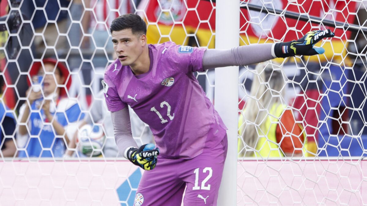 Goleiro paraguaio vende camisa para salvar filho e comprador impõe condição inusitada para devolução