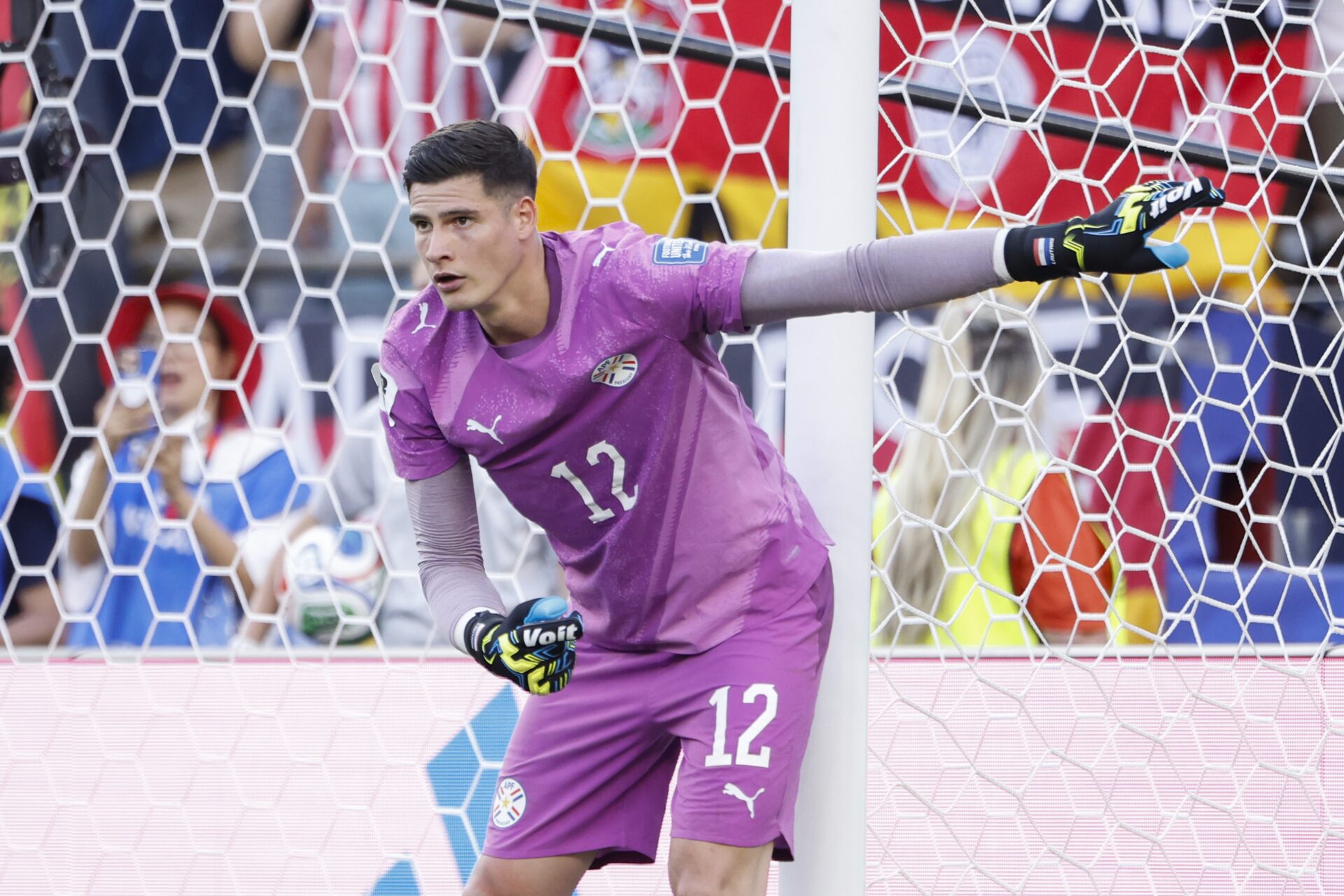 Goleiro paraguaio vende camisa para salvar filho e comprador impõe condição inusitada para devolução