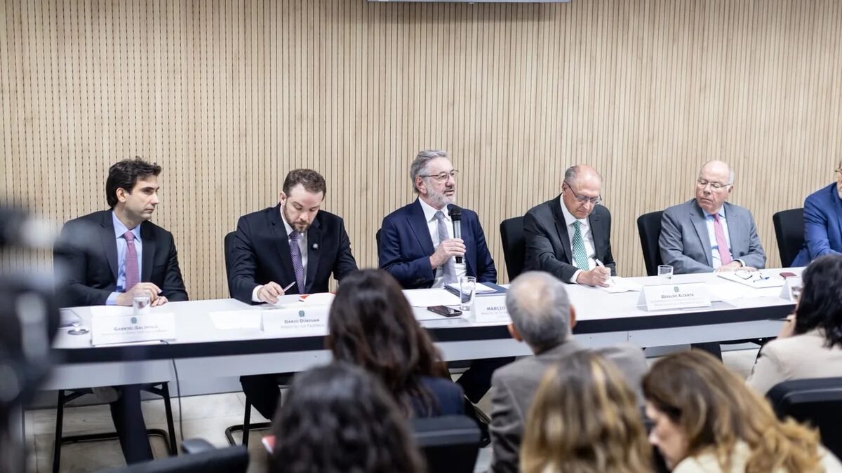 Governo estima que tarifaço dos EUA pode afetar 18% das exportações brasileiras