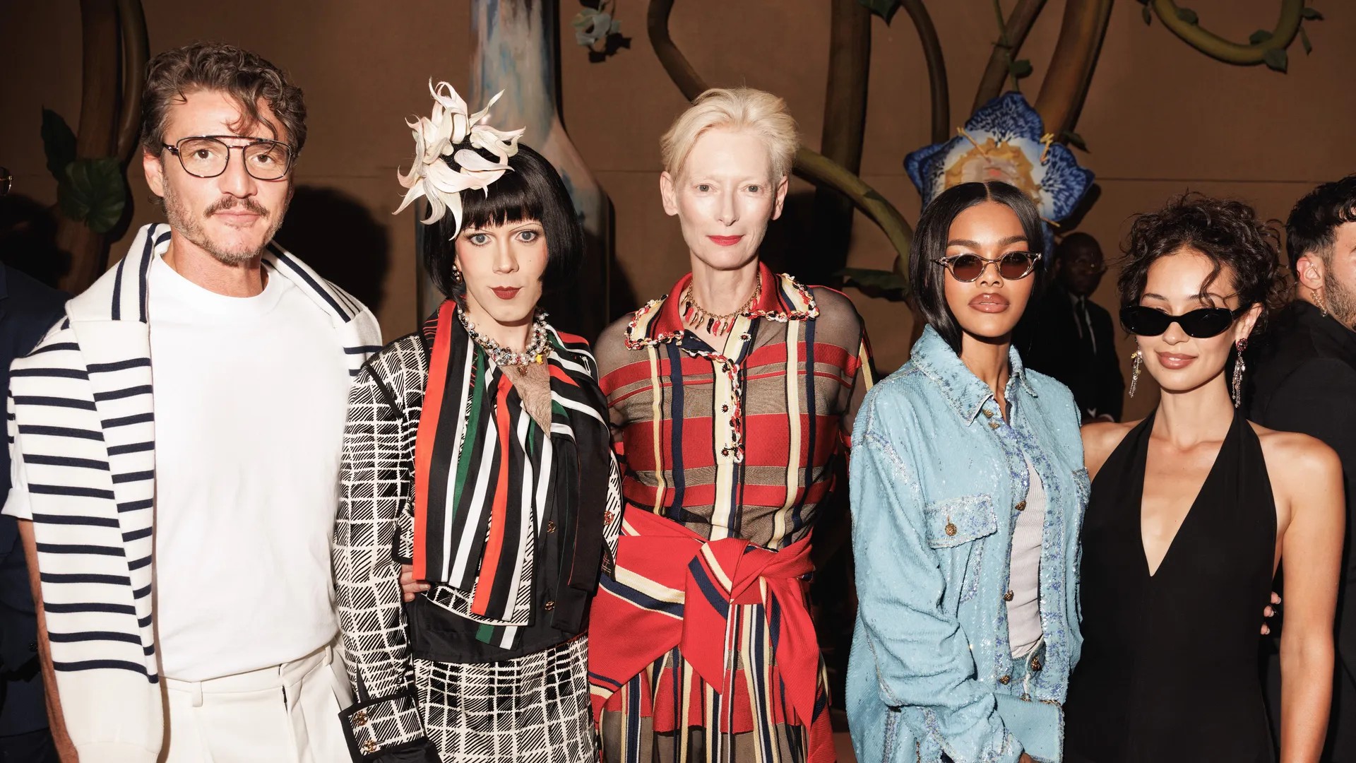 Grandes nomes da moda brilham no desfile de alta-costura da Chanel com tema de contos de fadas