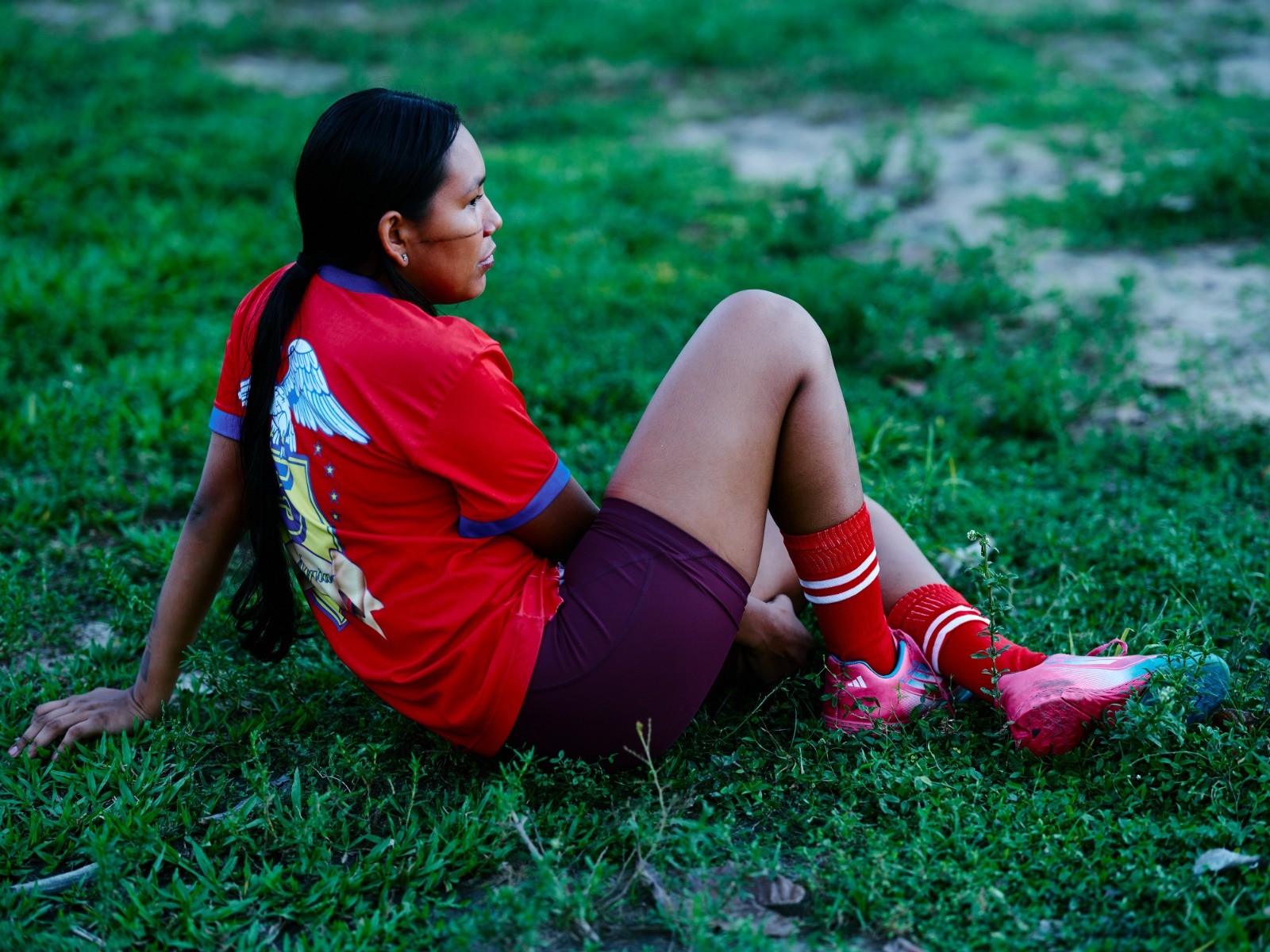 Hick Duarte estreia exposição em SP e destaca o futebol como resistência cultural
