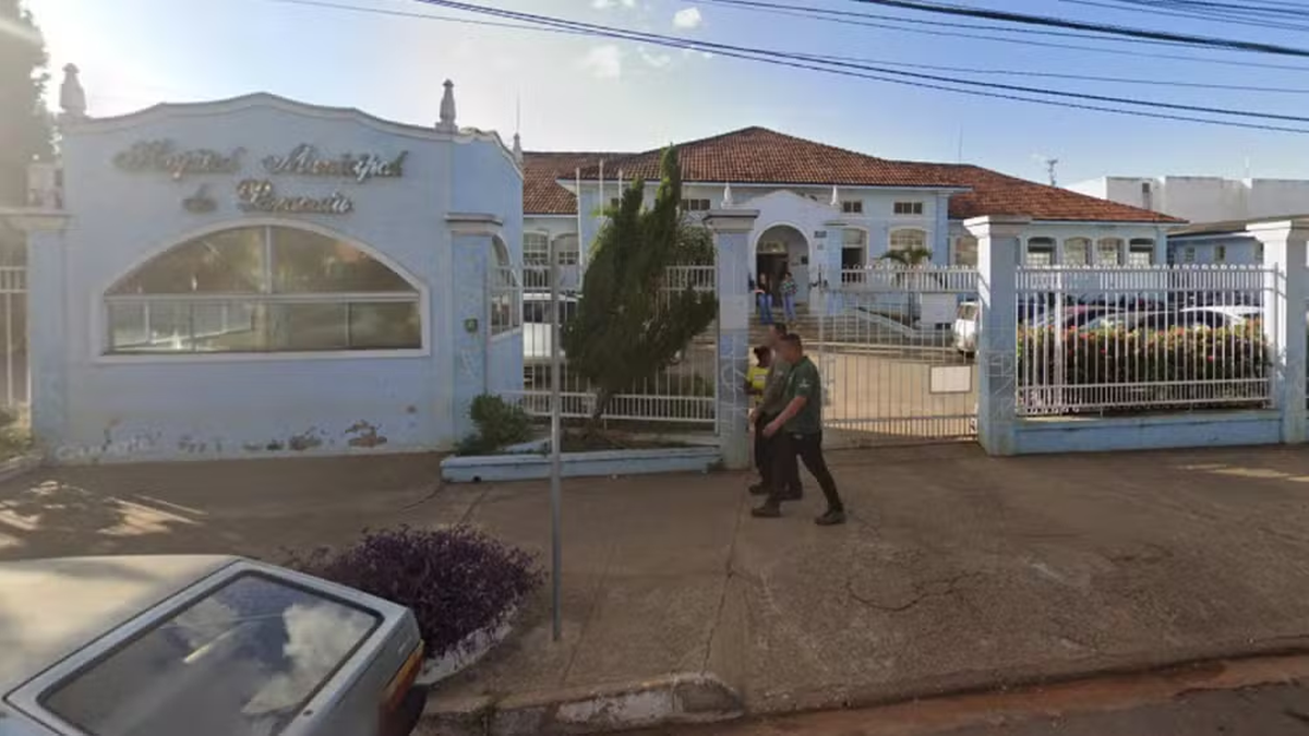 Homem vai parar no hospital após confundir cola com colírio em Minas Gerais