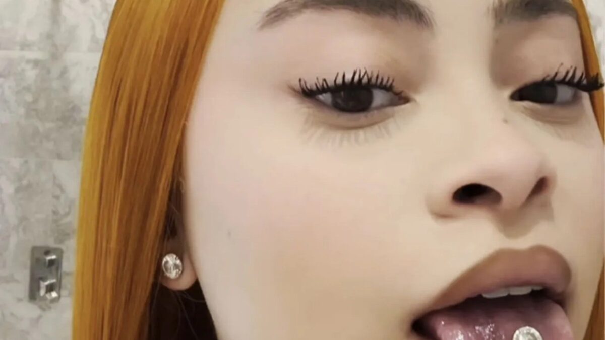 Ice Spice exibe piercing de língua avaliado em R$ 270 mil, considerado o maior do mundo