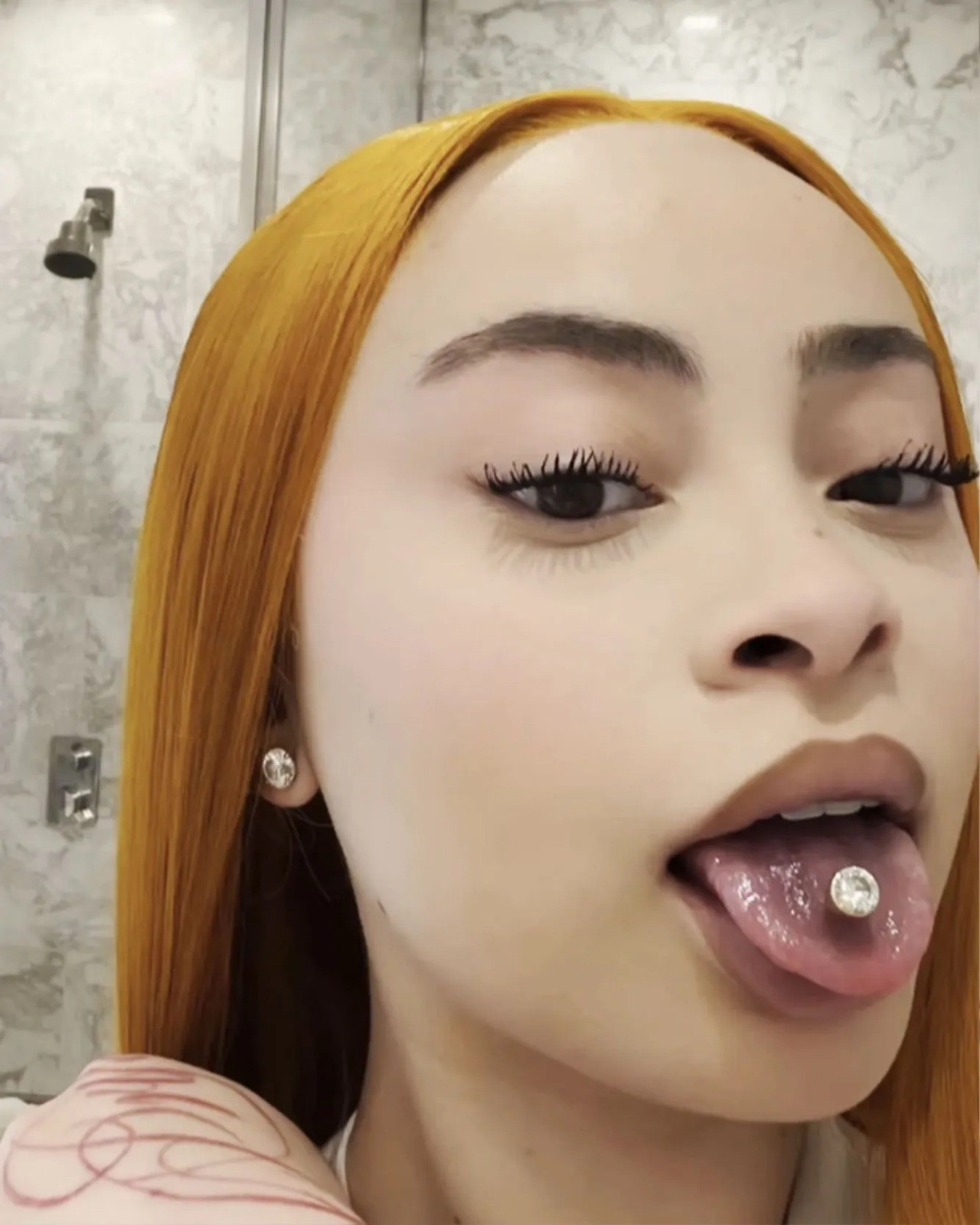 Ice Spice exibe piercing de língua avaliado em R$ 270 mil, considerado o maior do mundo