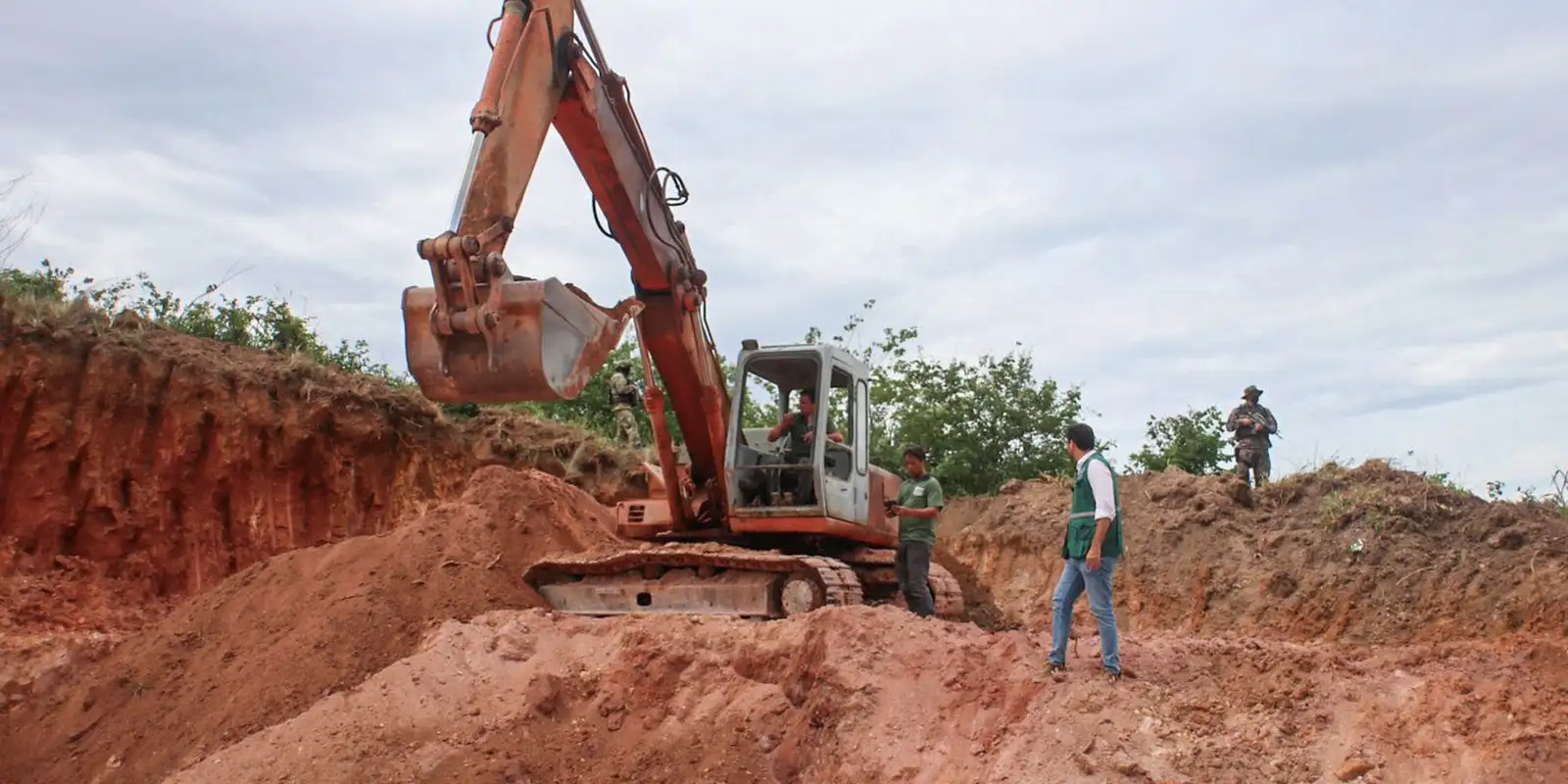 Inea interdita área de extração ilegal de minério em Maricá, RJ