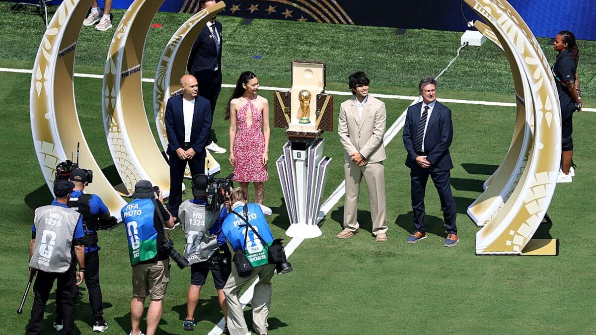 Iniesta e Kempes apresentam taça da Copa do Mundo antes da final entre Espanha e Argentina
