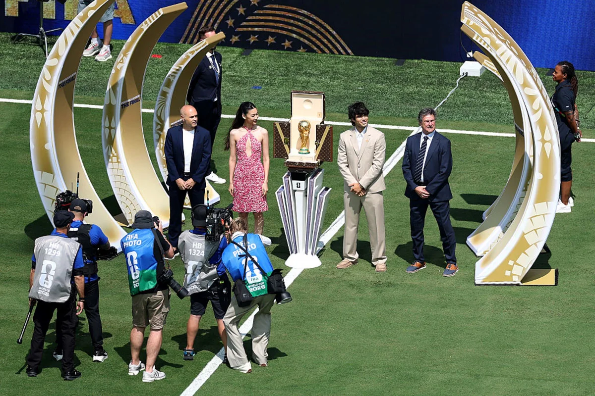 Iniesta e Kempes apresentam taça da Copa do Mundo antes da final entre Espanha e Argentina