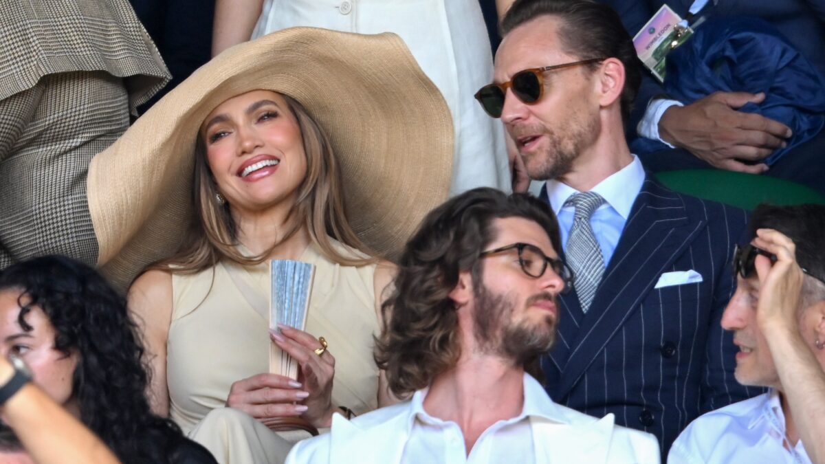 Jennifer Lopez brilha em Wimbledon com chapéu imponente e look monocromático