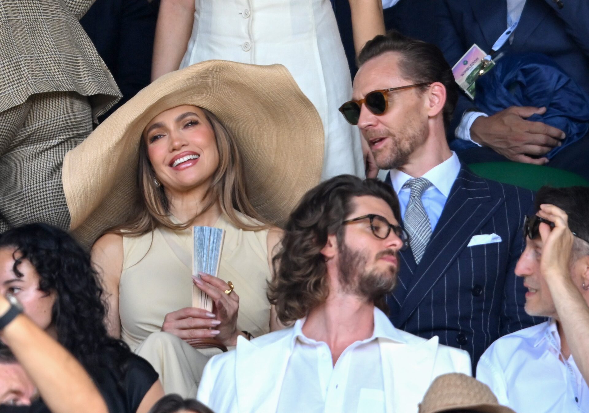 Jennifer Lopez brilha em Wimbledon com chapéu imponente e look monocromático