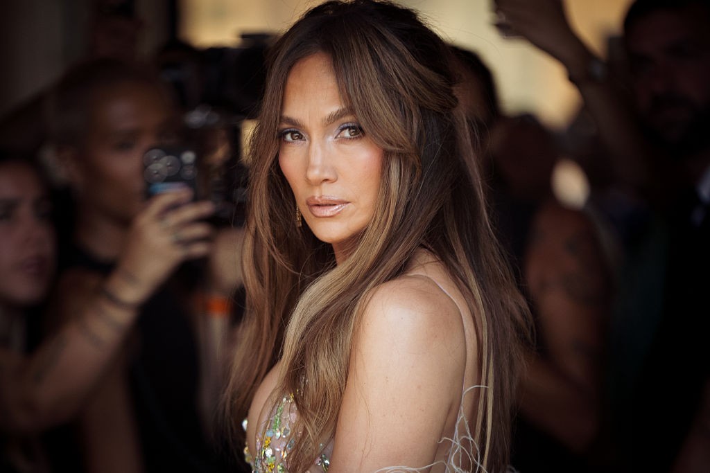 Jennifer Lopez celebra 57 anos em Paris com jantar especial e bolo surpresa