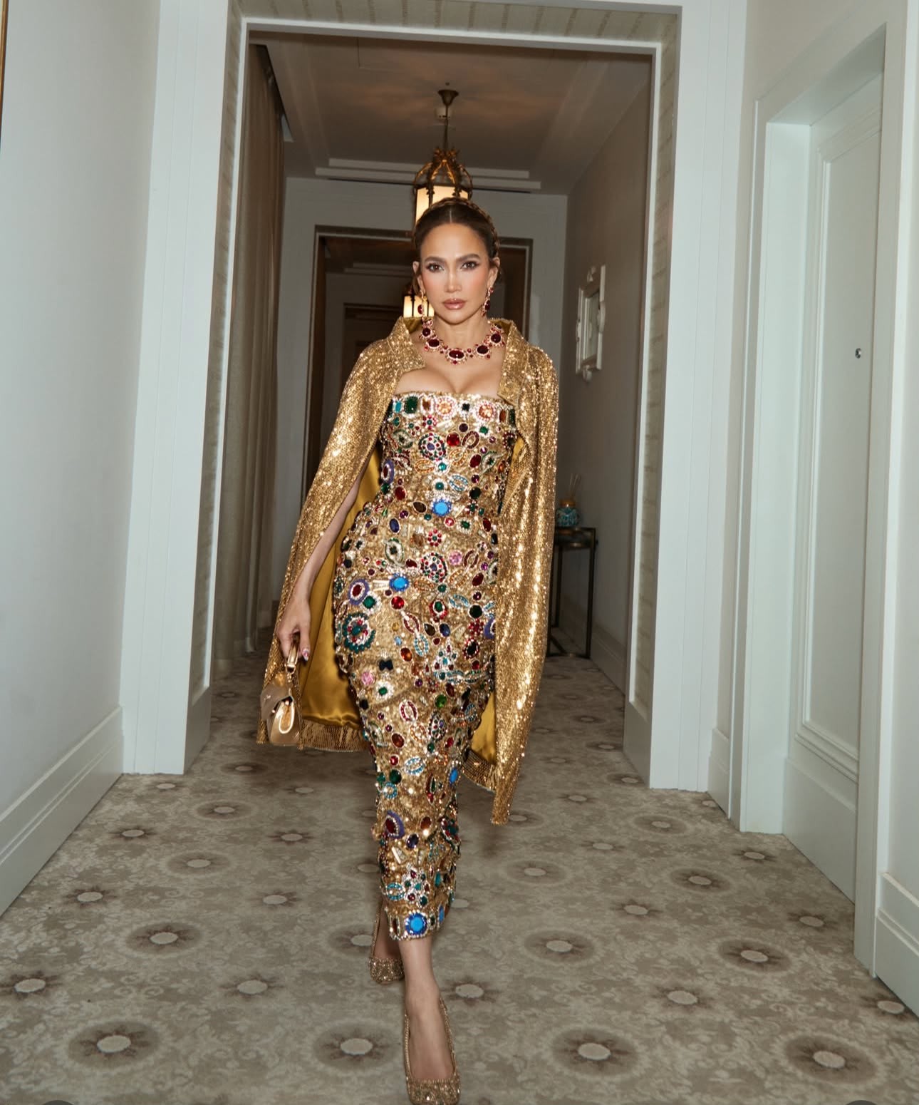 Jennifer Lopez celebra aniversário em Paris com alta-costura e 400 quilates de diamantes