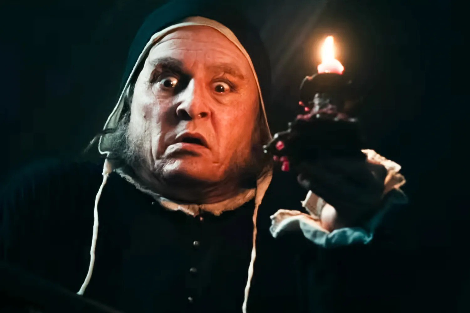 Johnny Depp se transforma em Scrooge e surpreende em trailer de 'Ebenezer'