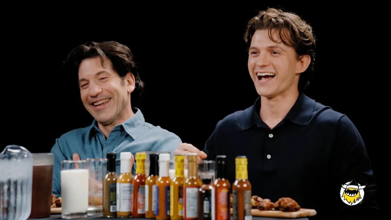 Jon Bernthal e Tom Holland passam por situação inusitada e engraçada em programa de pimenta