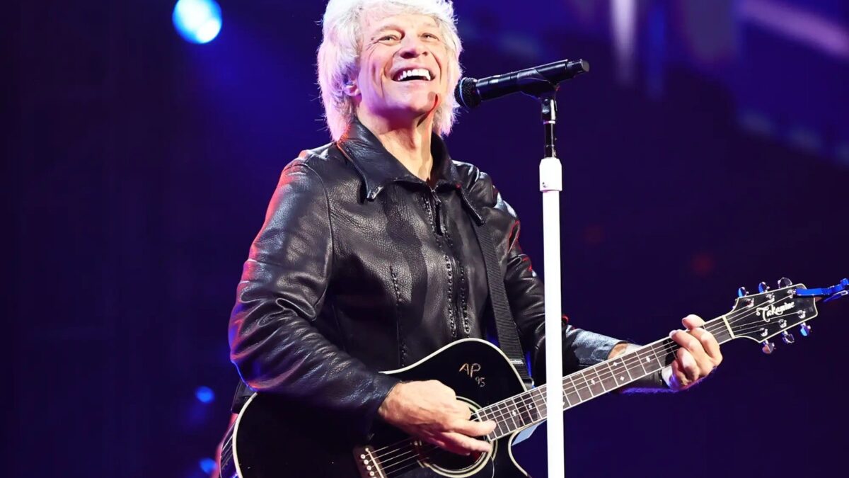 Jon Bon Jovi retorna aos palcos após quatro anos e emociona fãs em Nova York