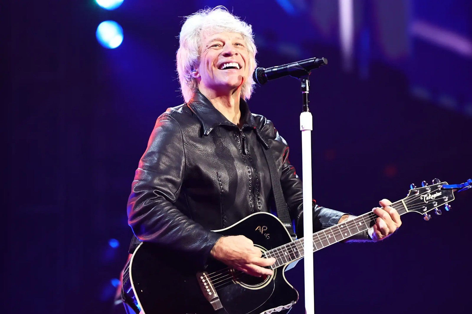 Jon Bon Jovi retorna aos palcos após quatro anos e emociona fãs em Nova York