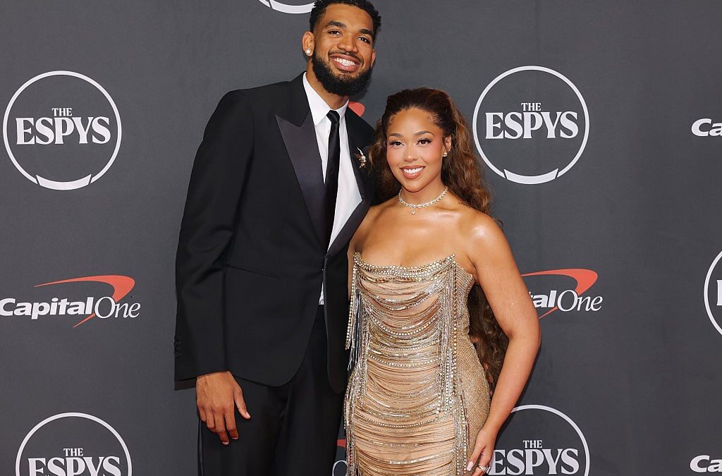 Jordyn Woods brilha no ESPYS 2026 com joia de R$ 1,75 milhão ao lado de Karl-Anthony Towns