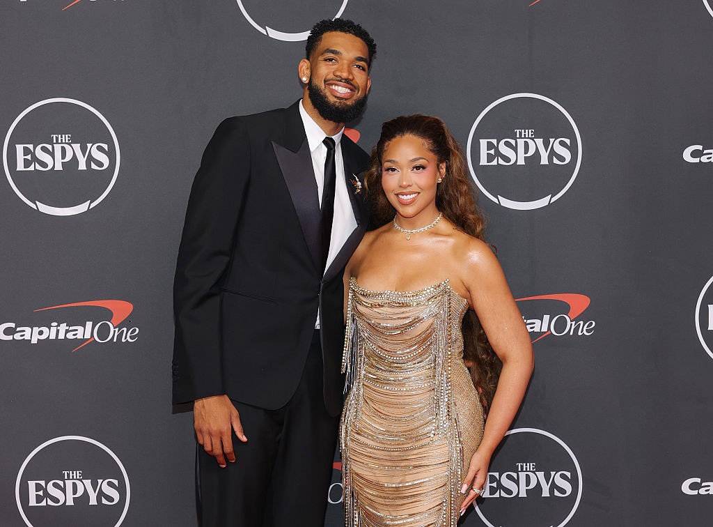 Jordyn Woods brilha no ESPYS 2026 com joia de R$ 1,75 milhão ao lado de Karl-Anthony Towns