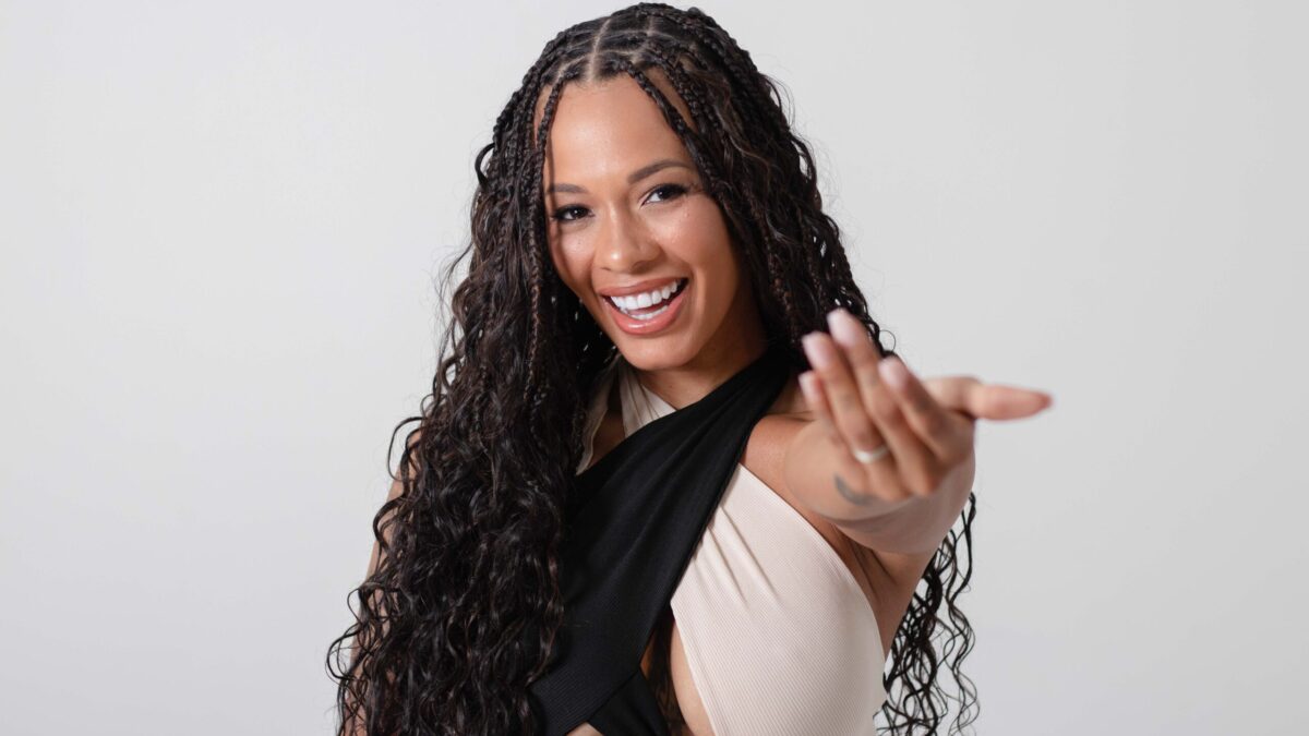 Ju Diniz lança o single "Tá de Sacanagem" e moderniza o pagode carioca