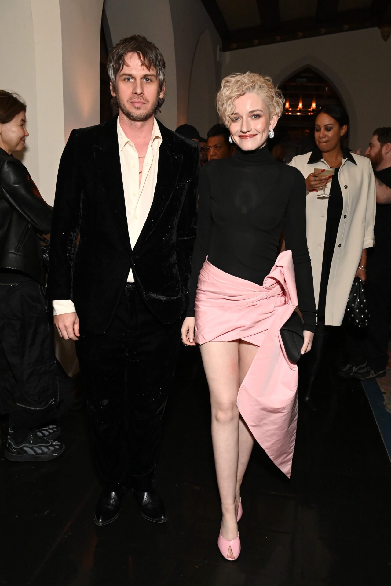 Julia Garner e Mark Foster anunciam separação após seis anos de casamento