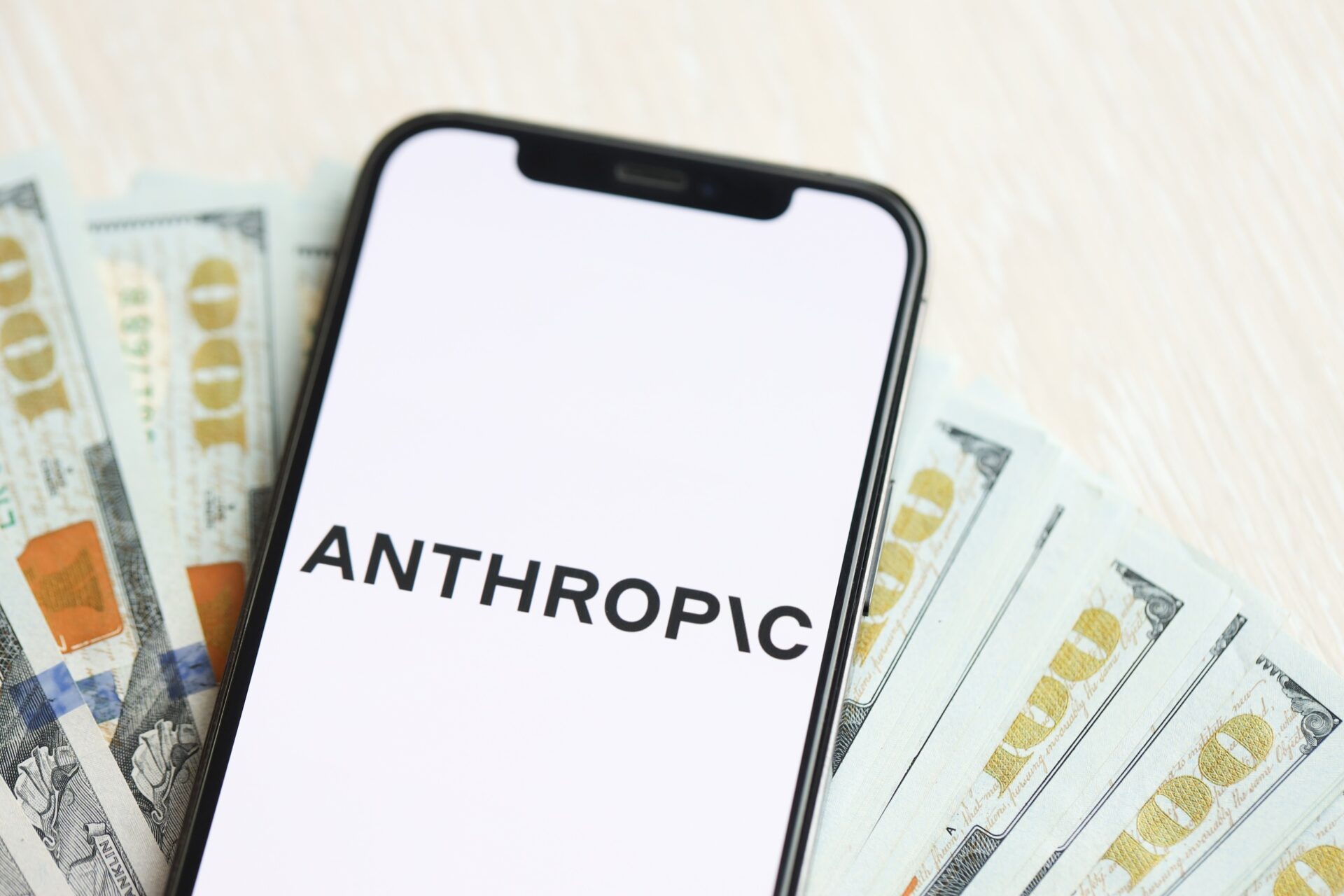 Justiça dos EUA aprova acordo de US$ 1,5 bilhão entre Anthropic e autores por direitos autorais
