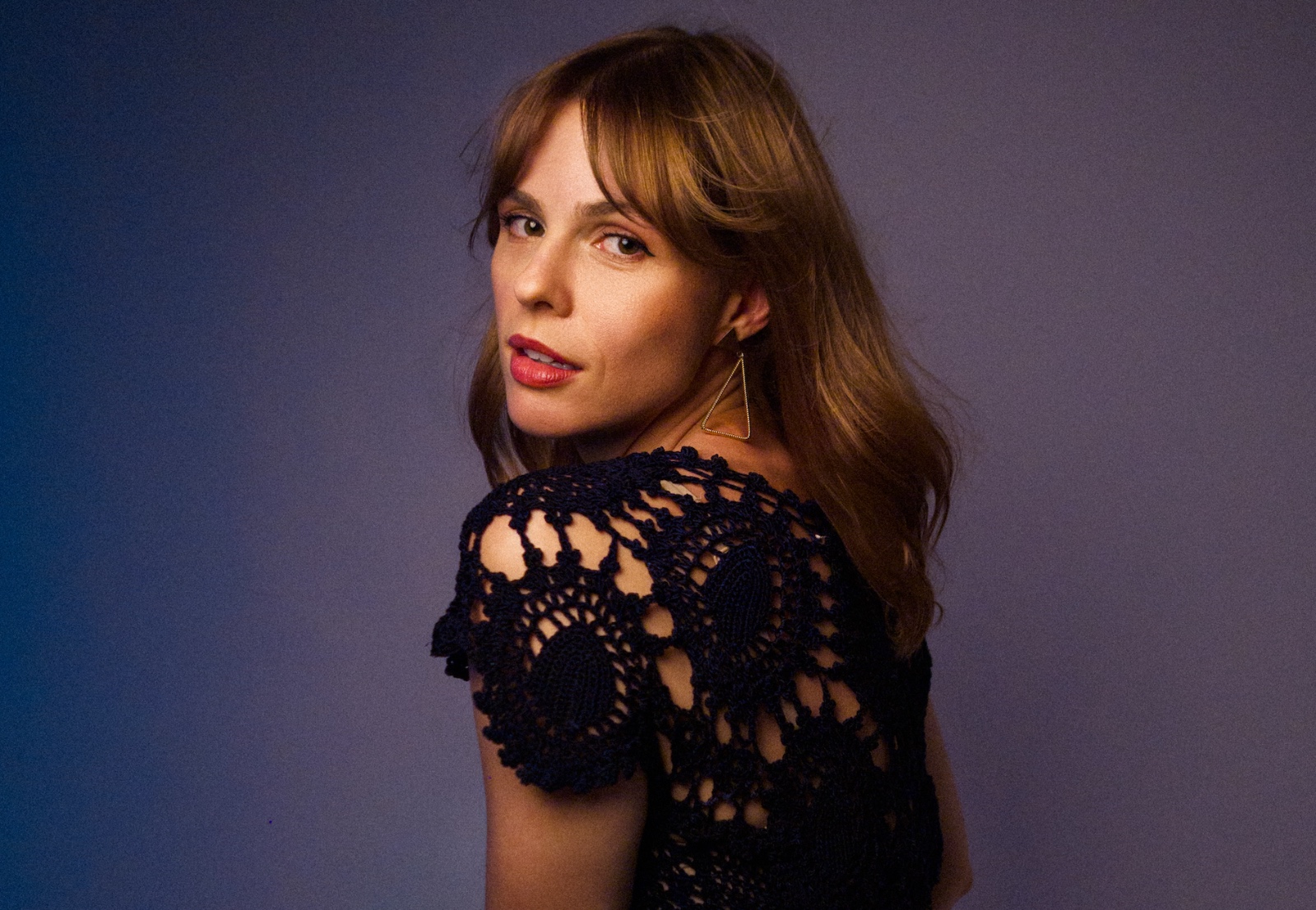 Karla Hill lança EP "Luz Acesa" e explora vulnerabilidade e recomeço em novas canções.