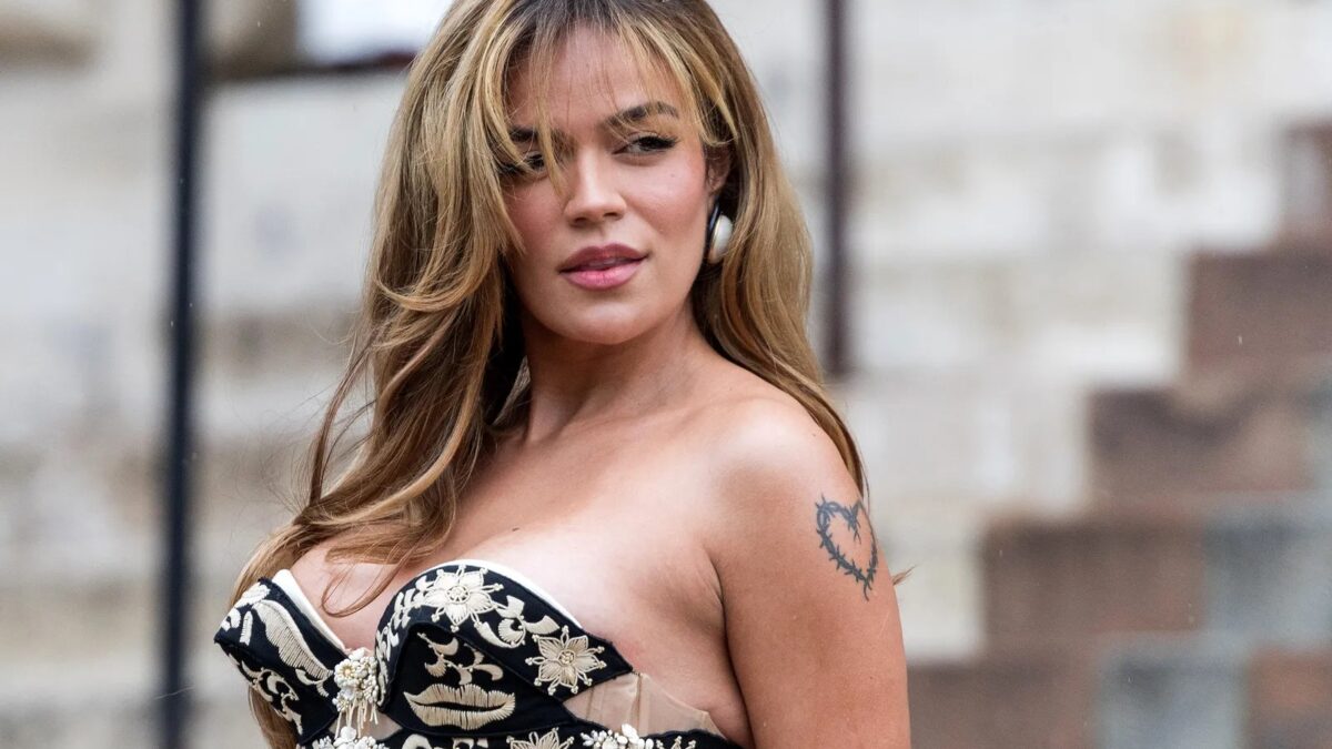 Karol G revela experiência de relacionamento em show de Rosalía na Califórnia