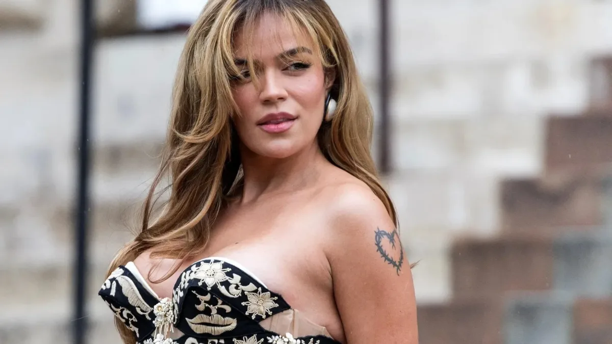 Karol G revela experiência de relacionamento em show de Rosalía na Califórnia