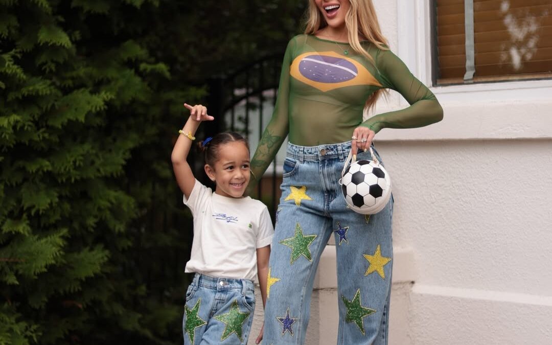 Karoline Lima e filha usam looks combinando para torcer pelo Brasil na Copa