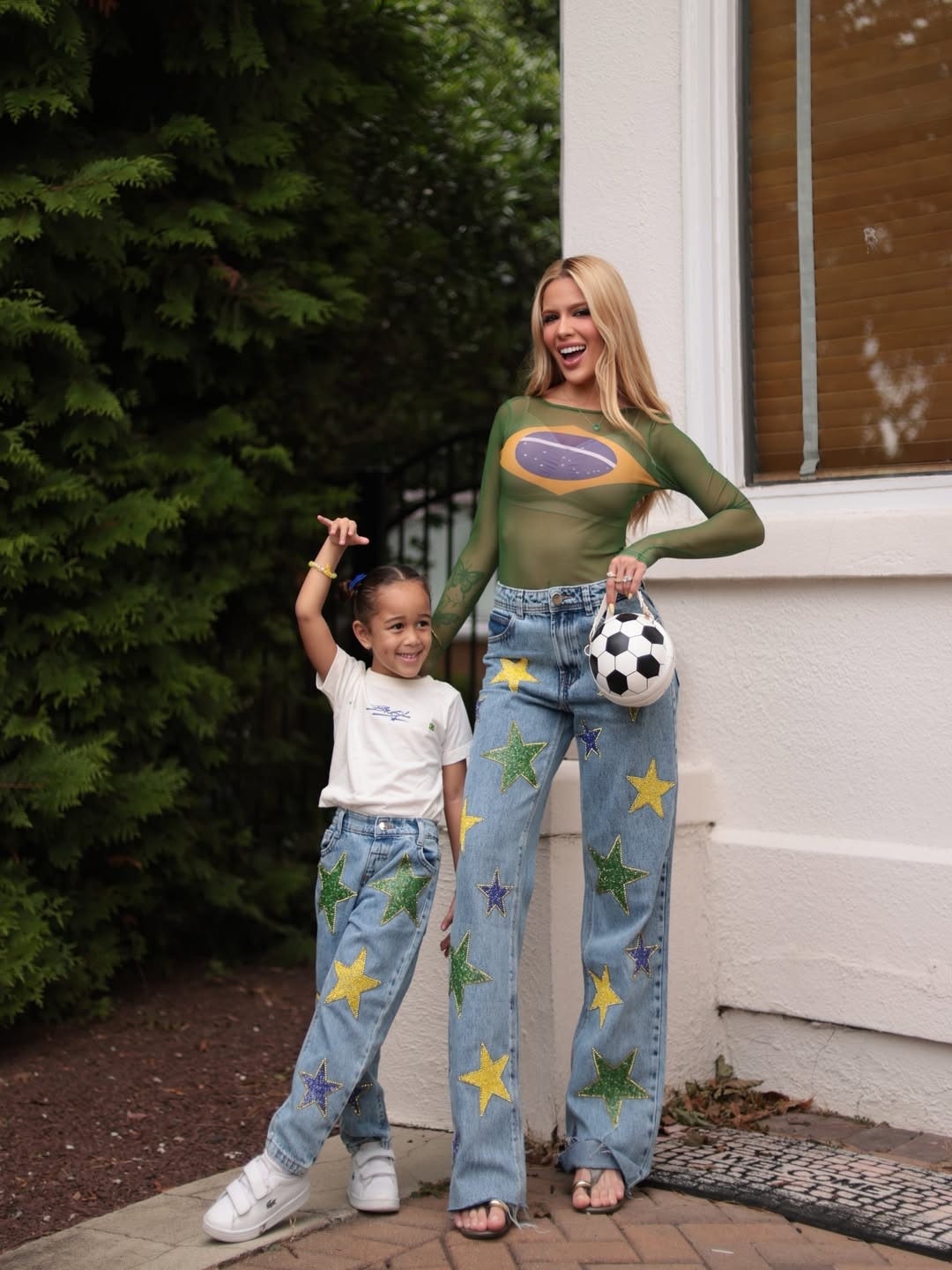 Karoline Lima e filha usam looks combinando para torcer pelo Brasil na Copa