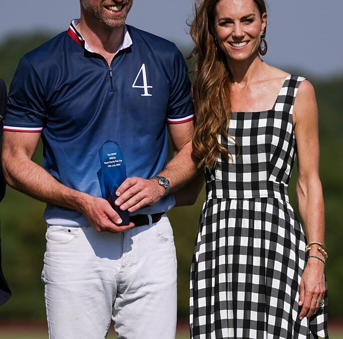 Kate Middleton brilha em evento de polo ao lado do príncipe William após tratamento de câncer