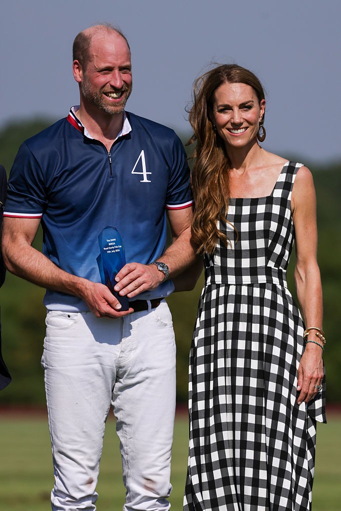 Kate Middleton brilha em evento de polo ao lado do príncipe William após tratamento de câncer