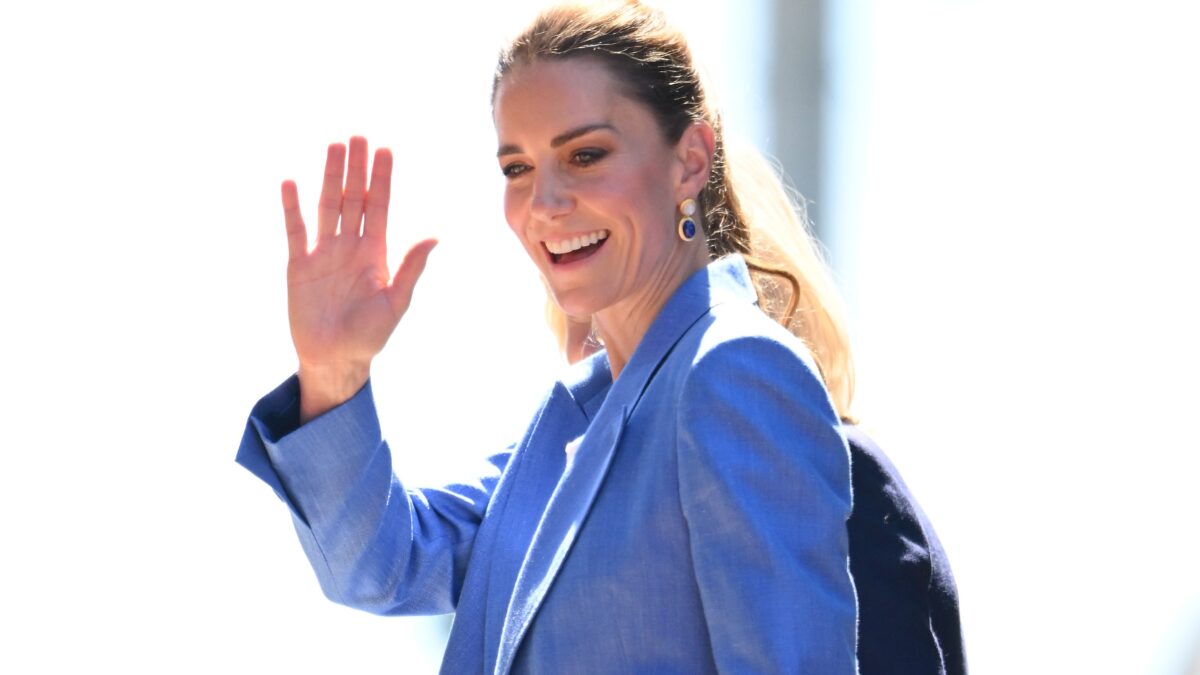 Kate Middleton brilha em look azul vibrante em retorno a Wimbledon