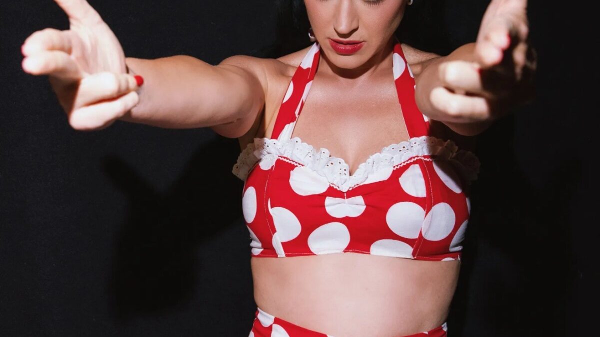 Katy Perry resgata figurinos icônicos em turnê no Reino Unido e apoia ação beneficente