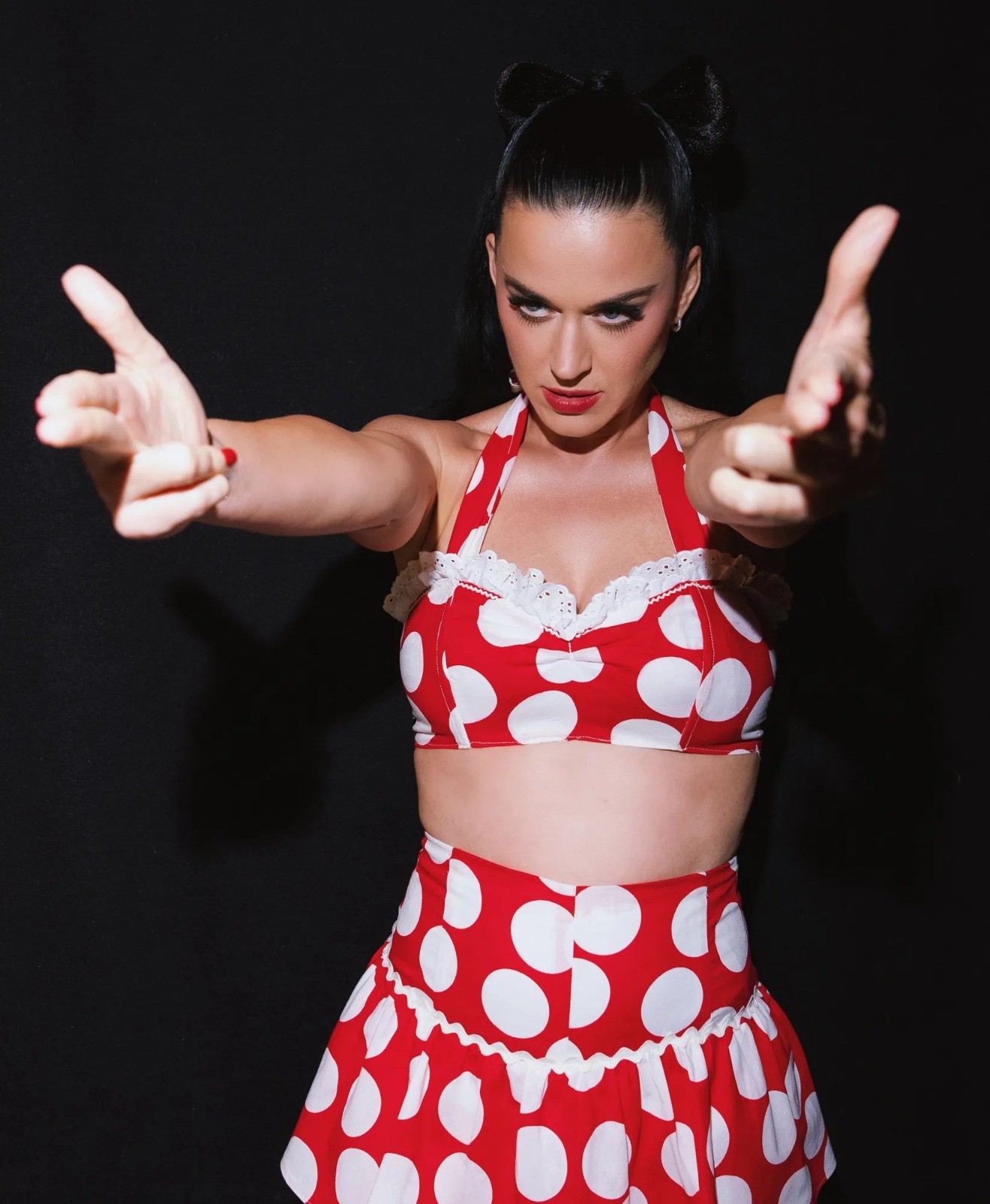 Katy Perry resgata figurinos icônicos em turnê no Reino Unido e apoia ação beneficente