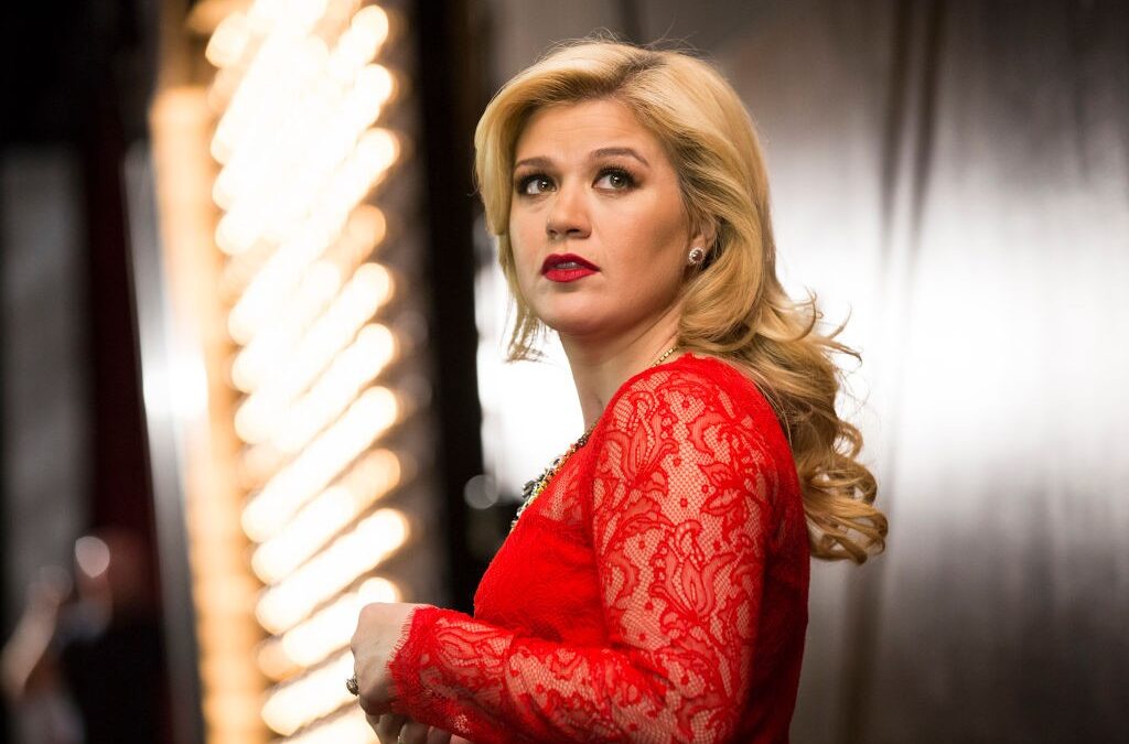 Kelly Clarkson compartilha perrengue no banheiro de hotel e suspeita de infecção