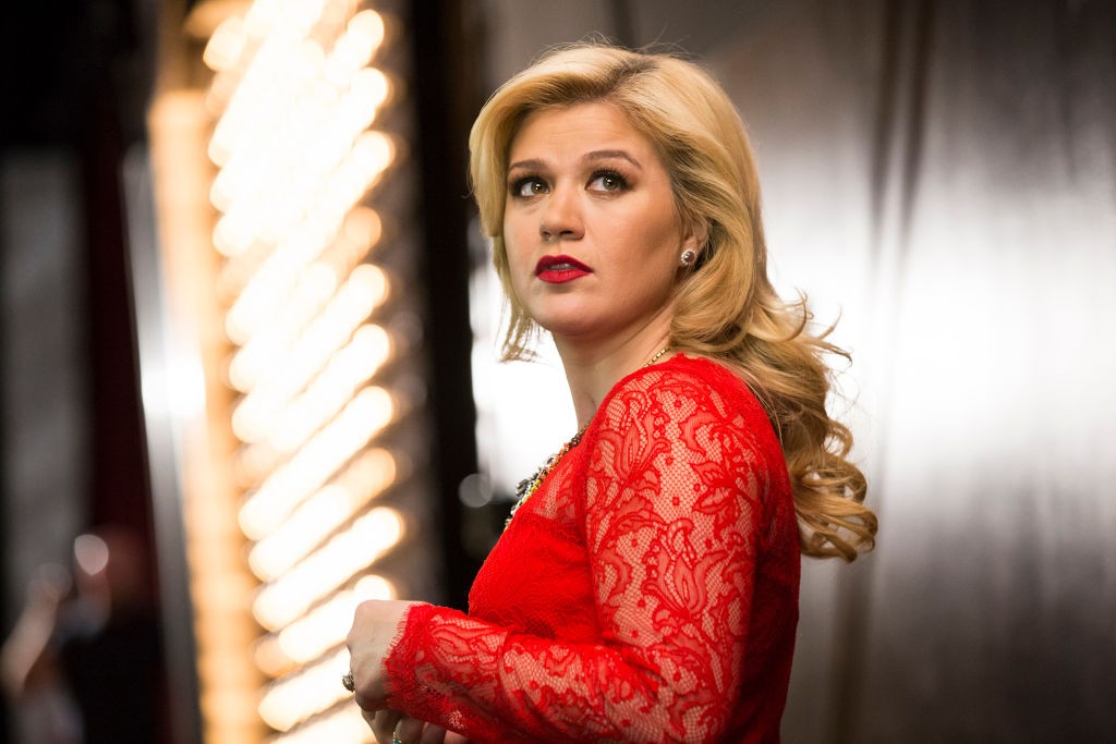 Kelly Clarkson compartilha perrengue no banheiro de hotel e suspeita de infecção