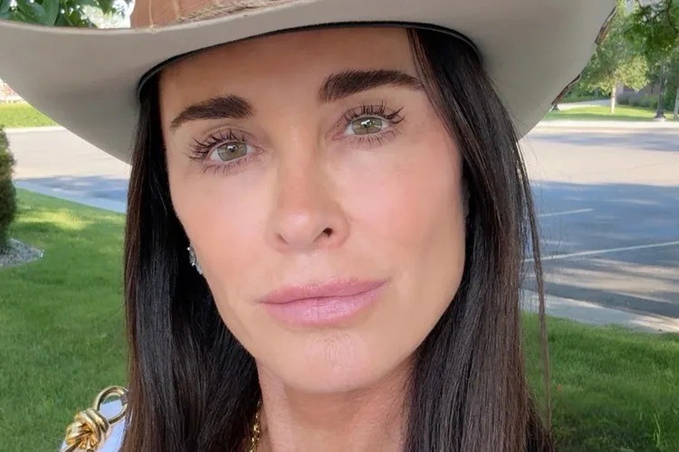 Kyle Richards completa 4 anos sem álcool e celebra mudanças positivas em sua vida