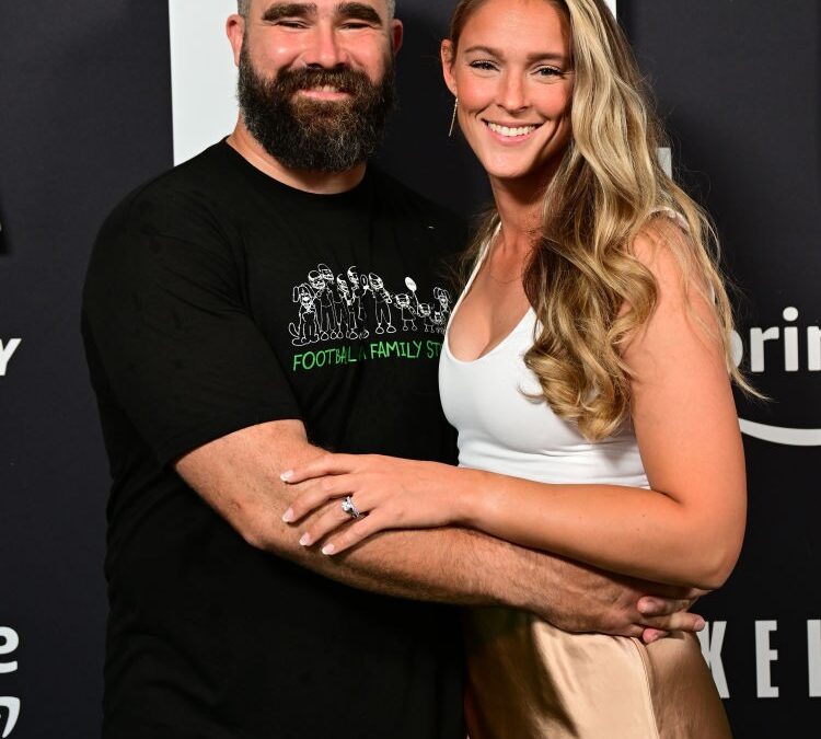 Kylie Kelce revela truque de moda na gravidez: "Roubo" as camisas do marido